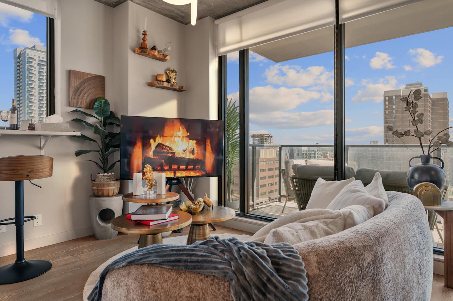 Calgary Tower View | King Bed | 2BR | AC | Gym