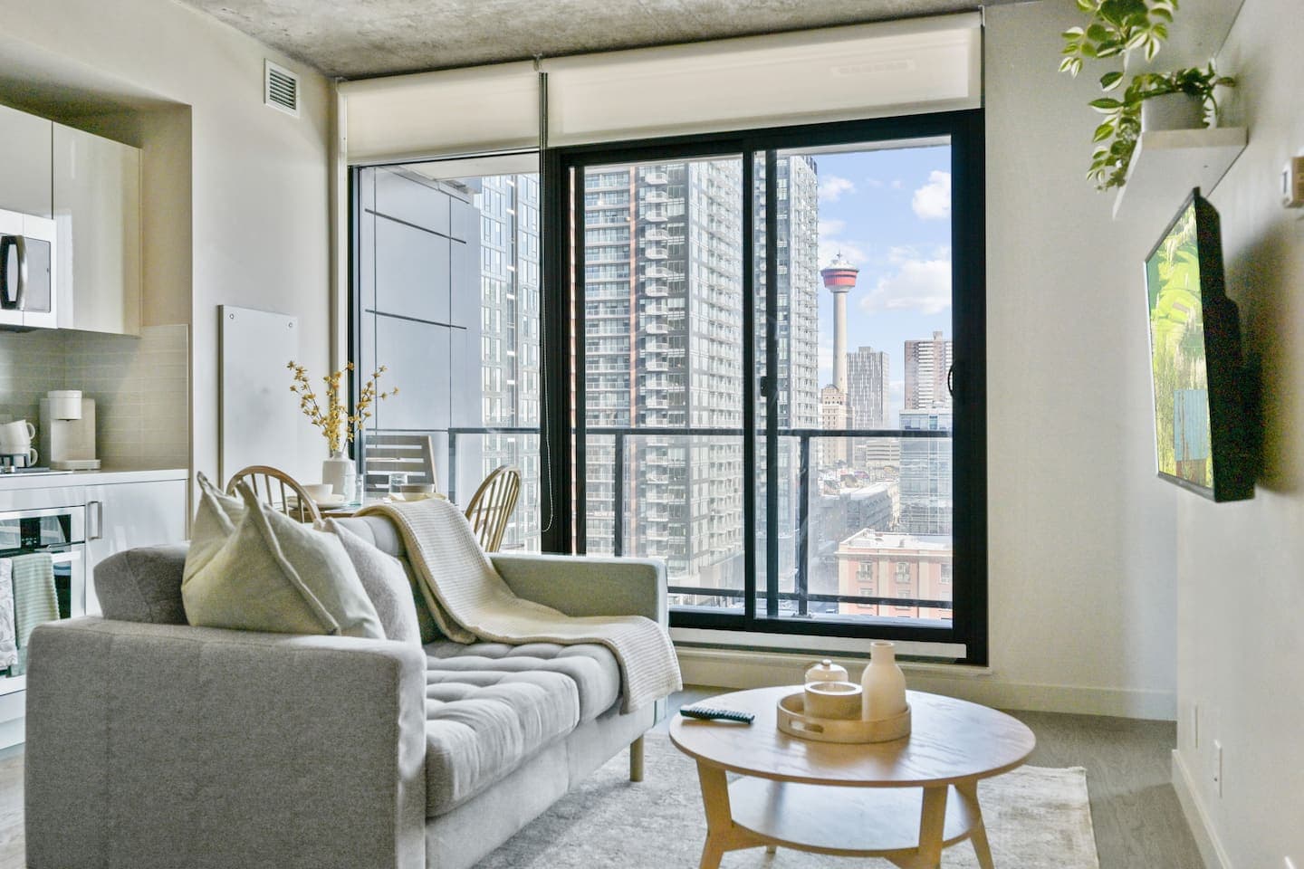 Calgary Tower View | King Bed |Mins to Saddledome